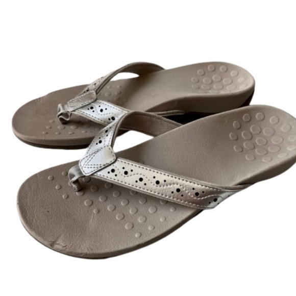 Vionic Aliza Silver Leather Toe Post Sandals - 8.5 - Picture 1 of 9